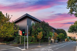 Exterior - Best Western Plus Travel Inn Hotel (Carlton)