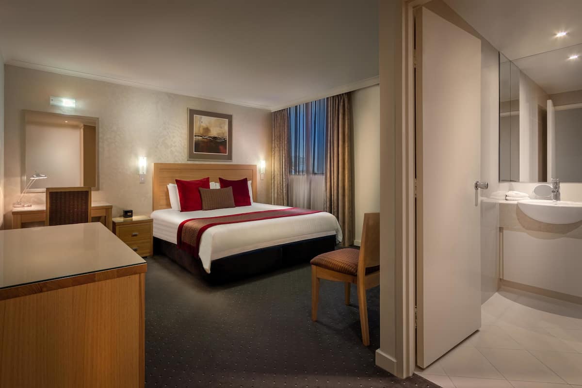Kamar Eksekutif, 1 Tempat Tidur Queen, Bebas Asap Rokok (Walk-in Shower;Larger Room) | Seprai premium, brankas, meja kerja, dan ruang kerja ramah laptop