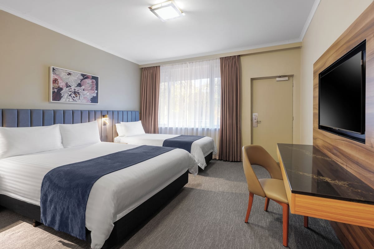 Kamar Deluks, Beberapa Tempat Tidur, Bebas Asap Rokok (Walk-in Shower) | Seprai premium, brankas, meja kerja, dan ruang kerja ramah laptop