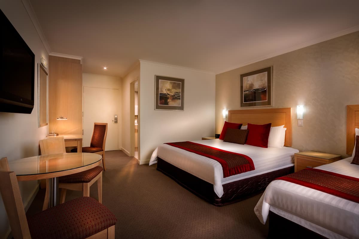 Deluxe-Zimmer, Mehrere Betten, Nichtraucher (Walk-in Shower) | 1 Schlafzimmer, hochwertige Bettwaren, Zimmersafe, Schreibtisch