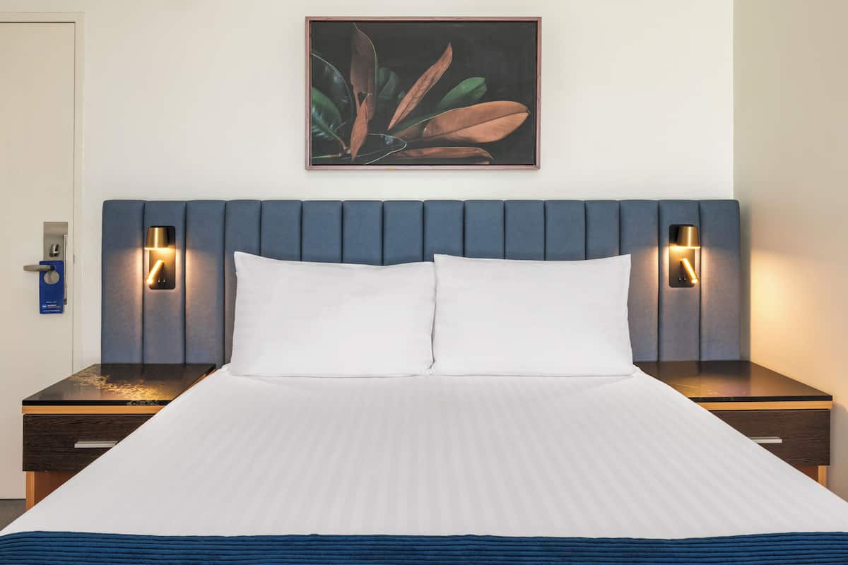 Kamar Deluks, 1 Tempat Tidur Queen, Bebas Asap Rokok (Walk-in Shower) | Seprai premium, brankas, meja kerja, dan ruang kerja ramah laptop
