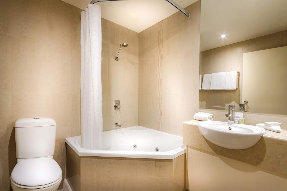 Kamar Eksekutif, Beberapa Tempat Tidur, Bebas Asap Rokok (Larger Room) | Seprai premium, brankas, meja kerja, dan ruang kerja ramah laptop
