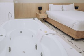 標準客房, 1 張特大雙人床, 按摩浴缸, 地面層 | 高級寢具、舒適加層、迷你吧、書桌