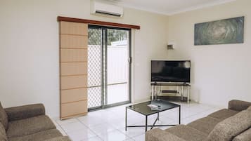 Standard Apartment, 2 Single Beds, Non Smoking | Premium bedding, pillow-top beds, minibar, desk
