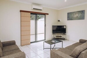 Apartemen Standar, 2 Tempat Tidur Twin, Bebas Asap Rokok | Seprai premium, bantalan ekstra lembut, minibar, dan meja kerja