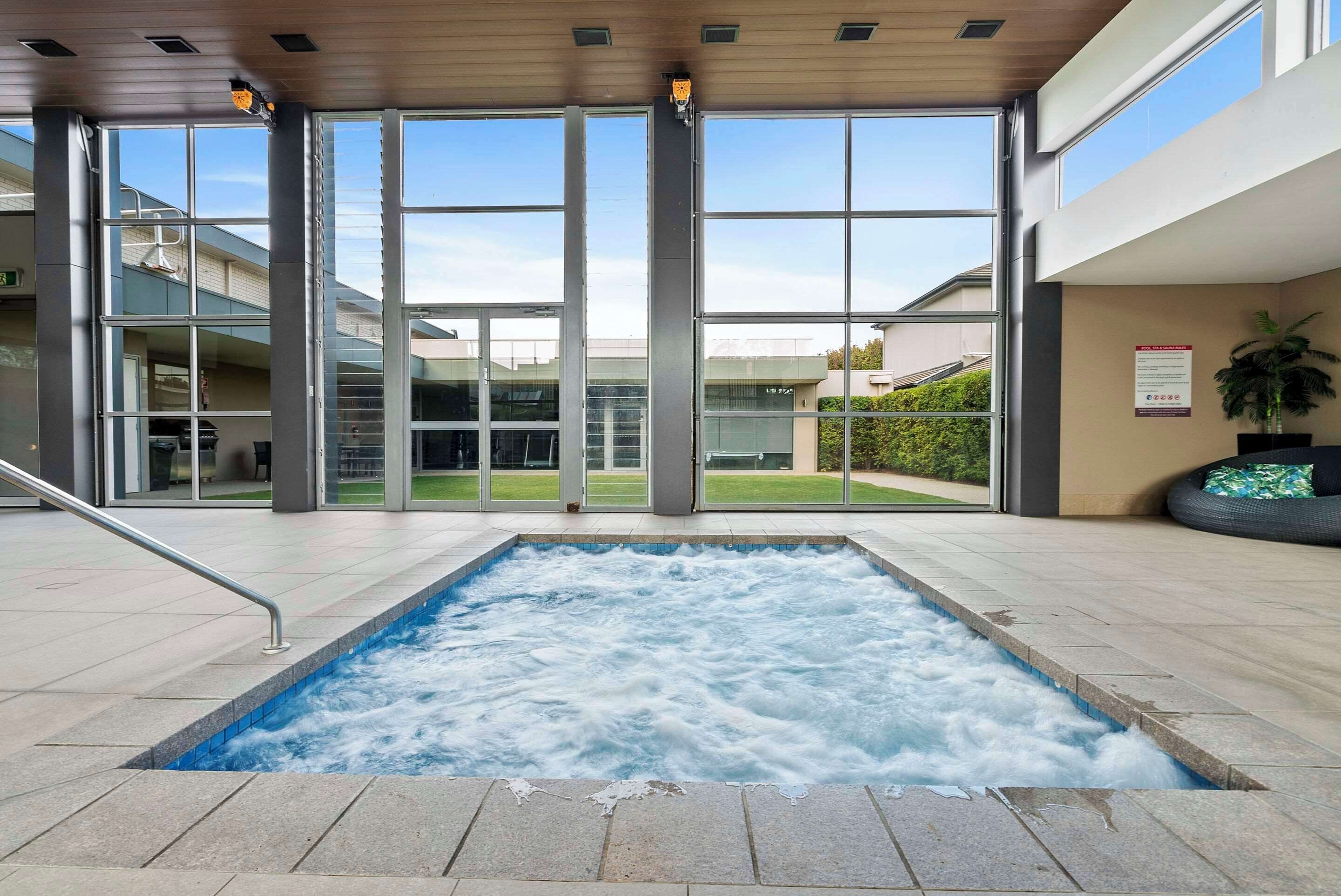 室内游泳池，07:00 至 21:30 开放，日光浴躺椅