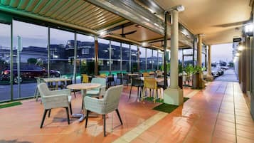 Petit déjeuner et déjeuner servis sur place, restauration en plein air