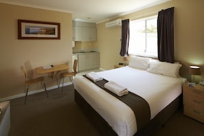 Queen Room with Kitchenette - Ocean View Motel (North Beach)