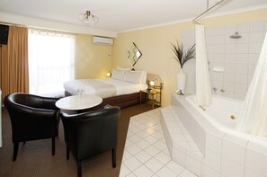 Chambre Deluxe, 1 grand lit, baignoire à jets | Rideaux d’obscurcissement, accès au Wi-Fi (inclus), literie fournie