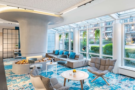 Lobby. NH Hamburg Mitte