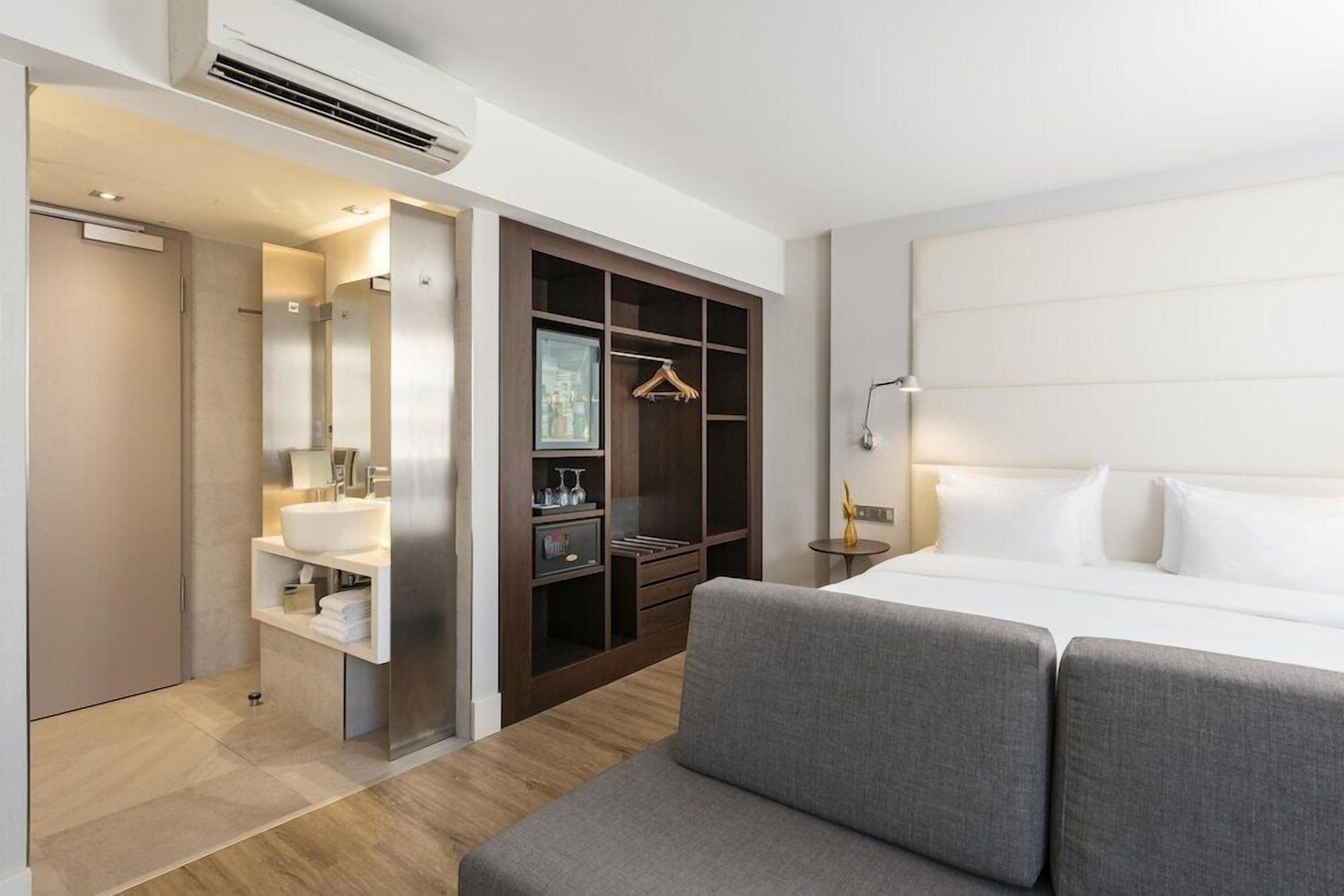 Ropa de cama hipoalergénica, colchones con pillow-top y minibar 