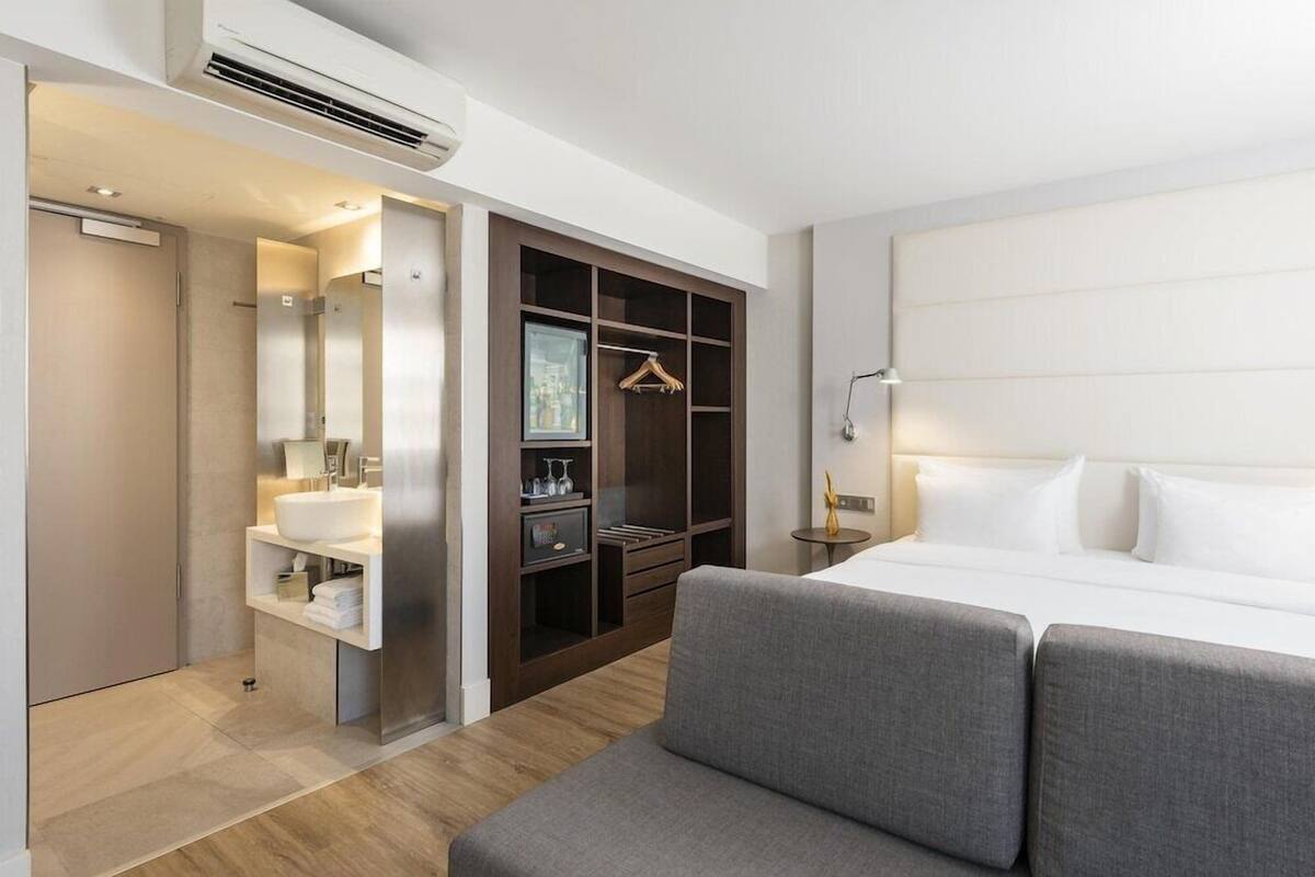 Ropa de cama hipoalergénica, colchones con pillow-top y minibar