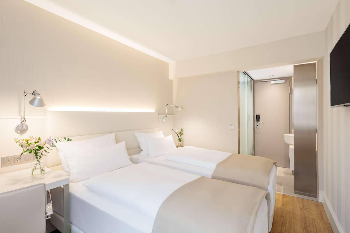 Ropa de cama hipoalergénica, colchones con pillow-top y minibar