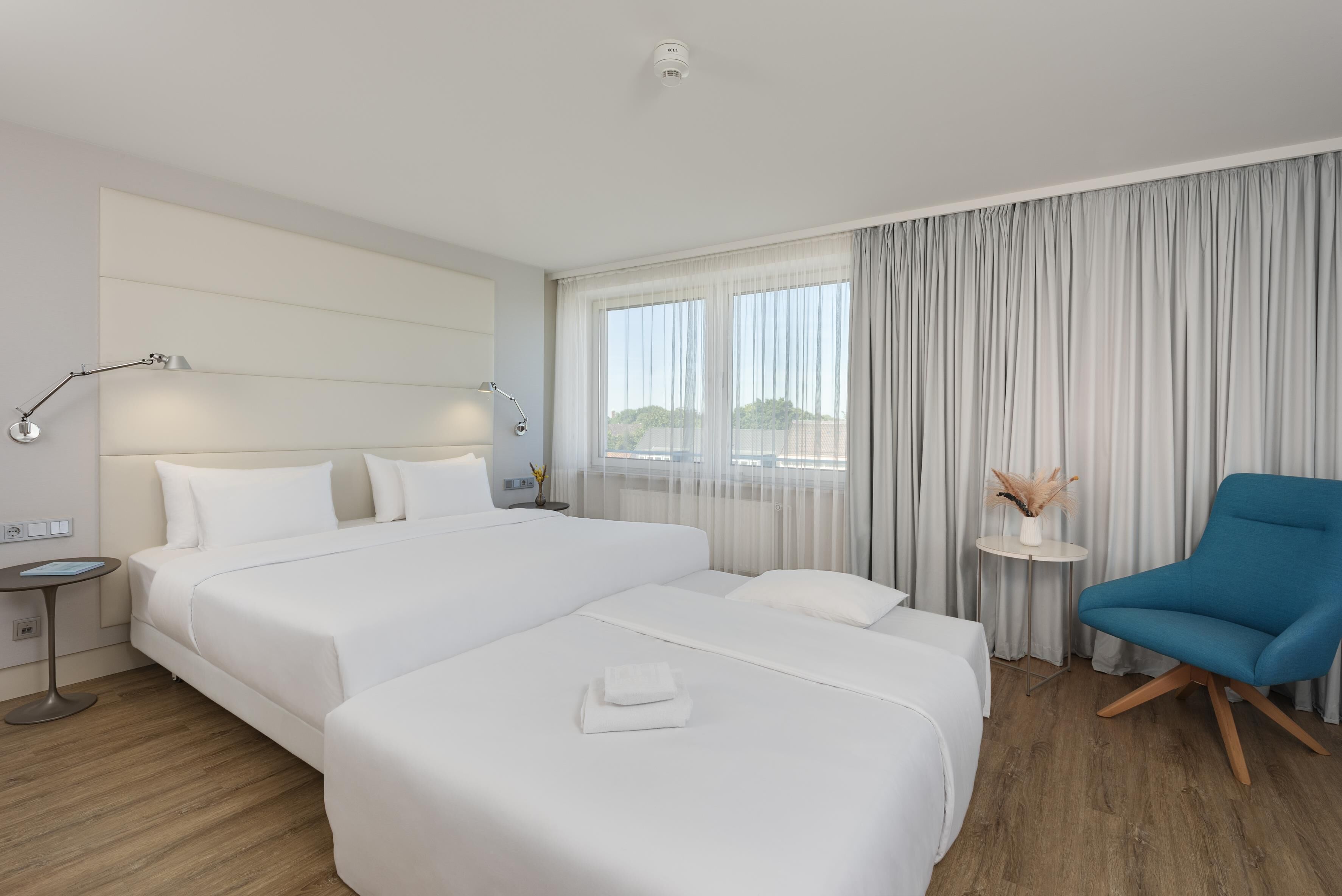 family room | 1 bedroom, hypo-allergenic bedding, pillow-top beds, minibar