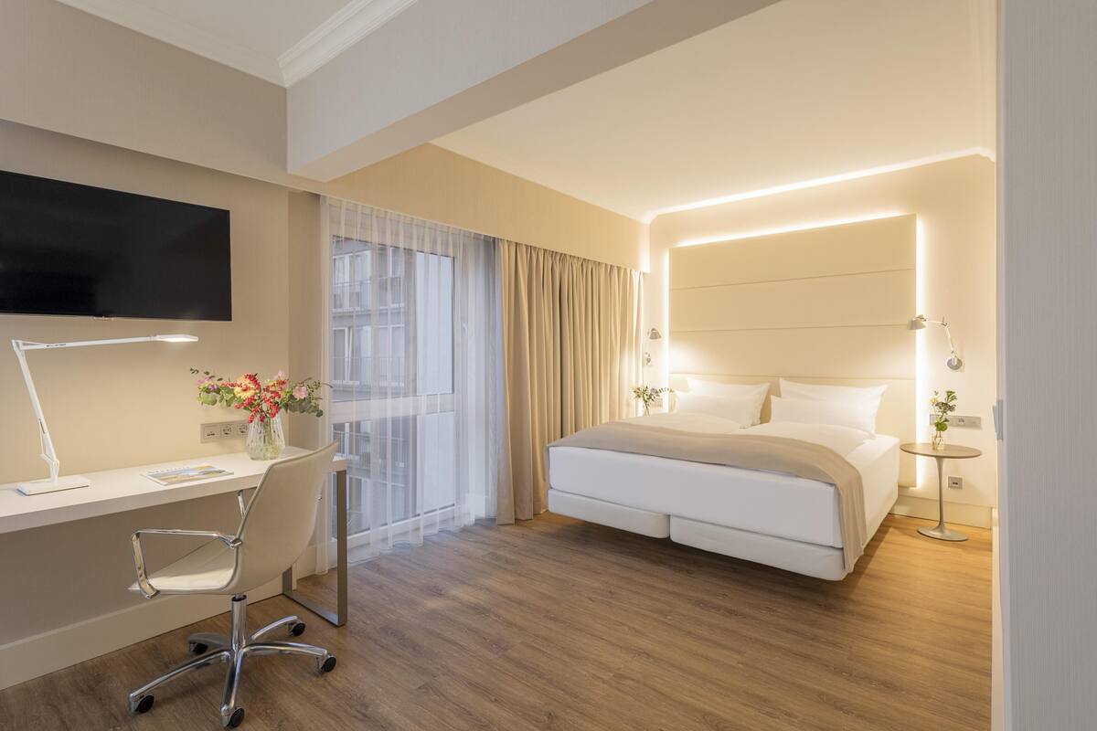 Hypo-allergenic bedding available, pillowtop beds, minibar, in-room safe
