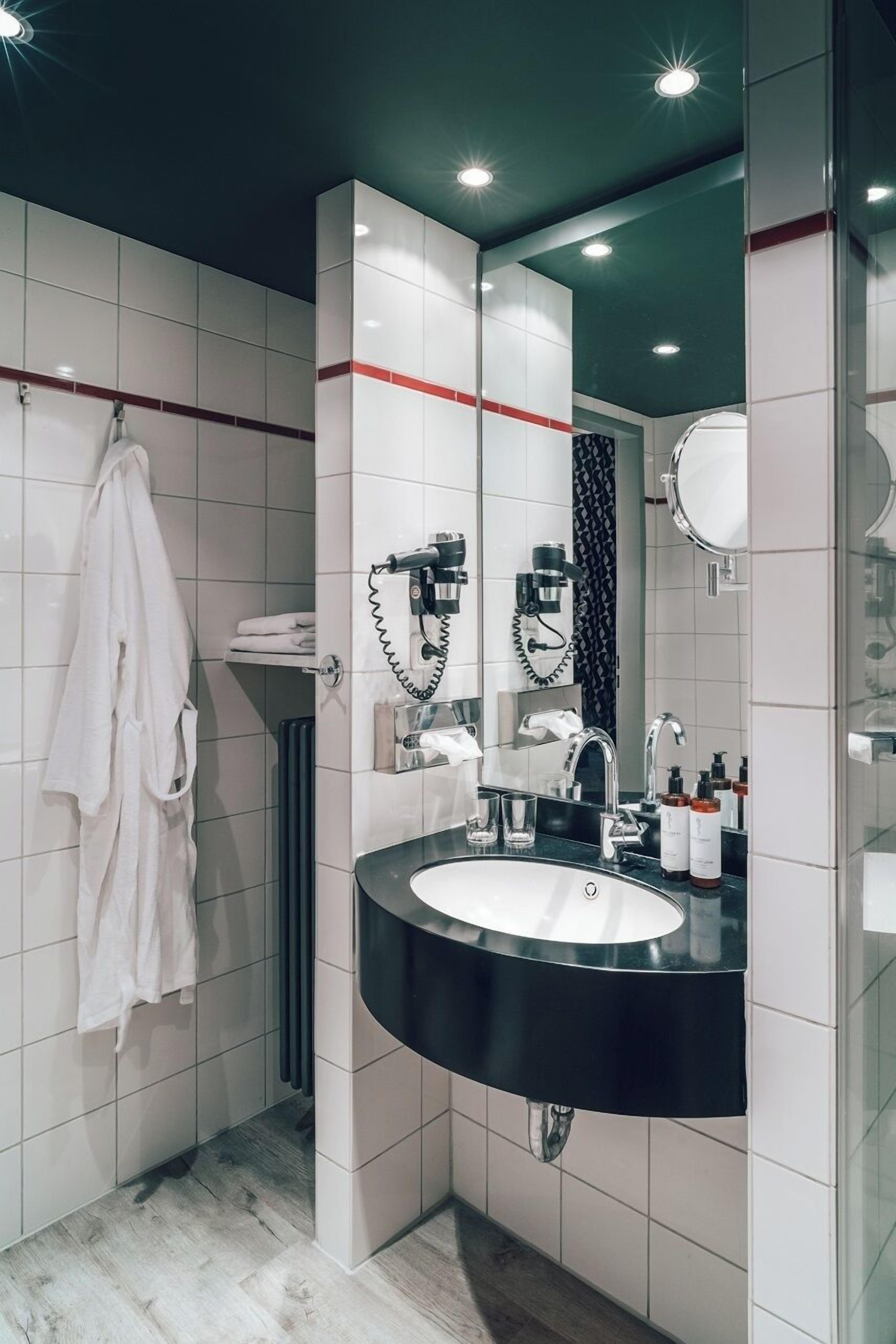 standard double room | bathroom | shower, eco-friendly toiletries, hair dryer, towels