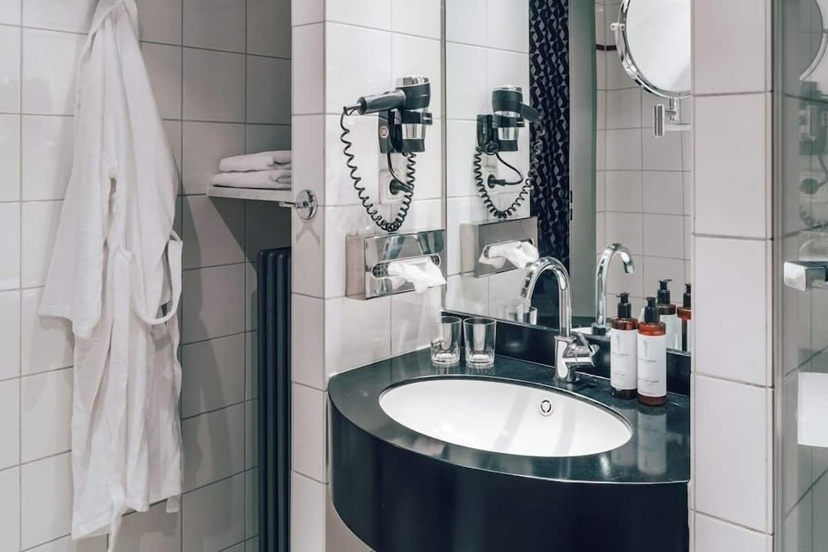 standard double room | bathroom | shower, eco-friendly toiletries, hair dryer, towels