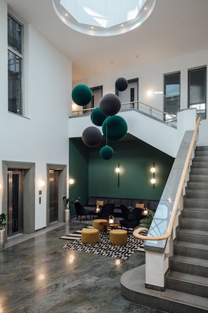 Coin salon dans le hall