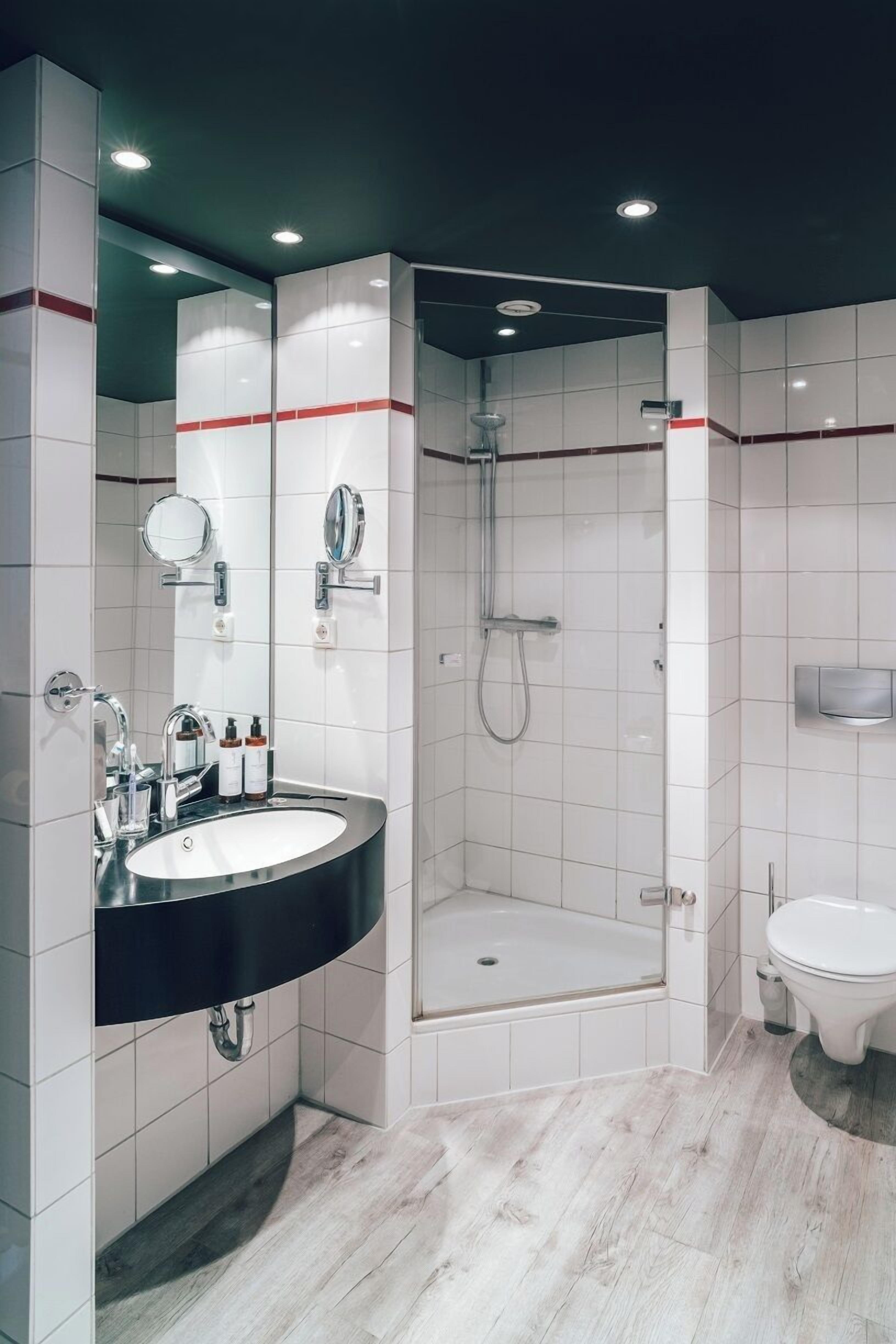 superior double room | bathroom | shower, eco-friendly toiletries, hair dryer, towels