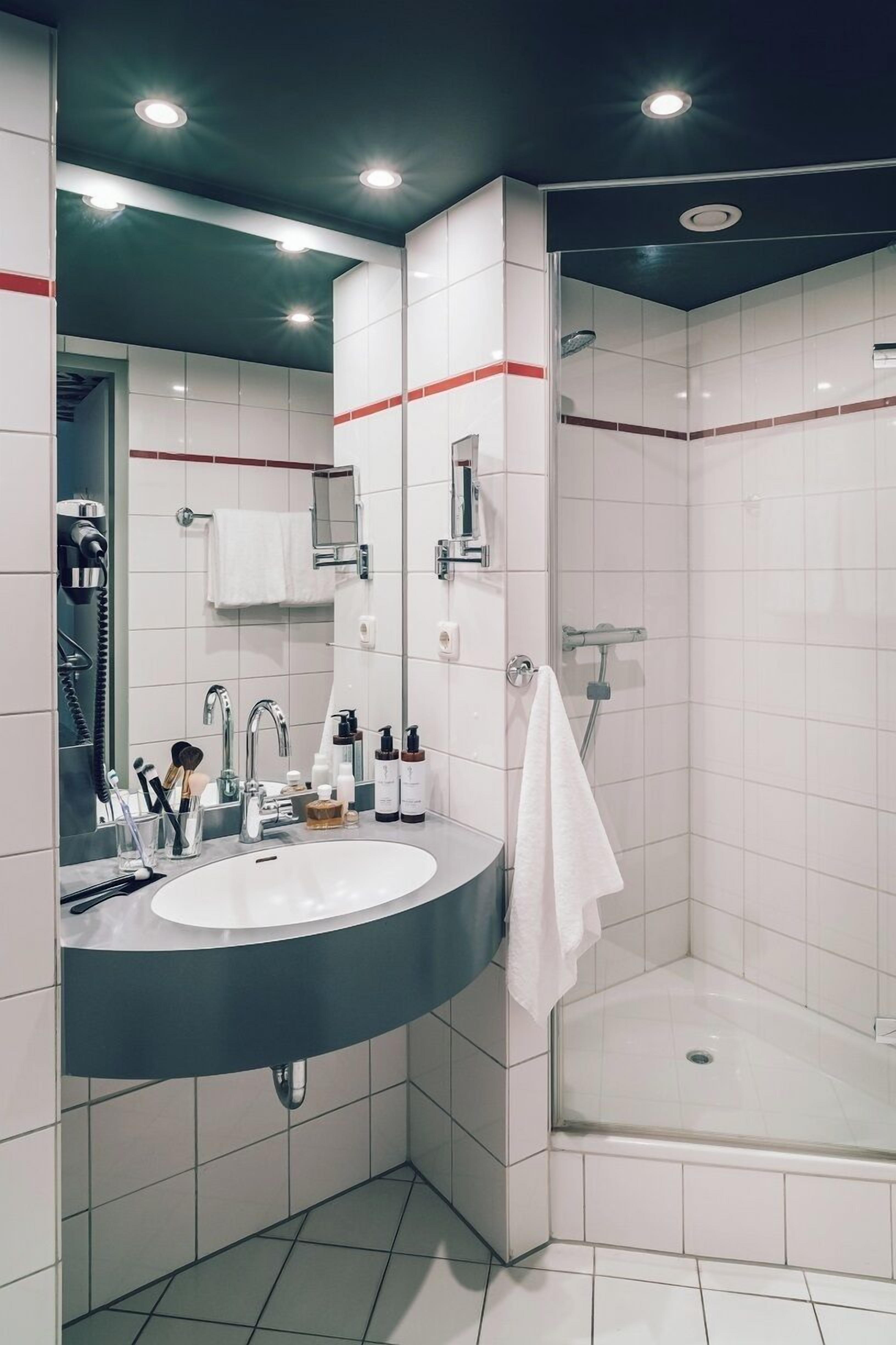 single room | bathroom | shower, eco-friendly toiletries, hair dryer, towels
