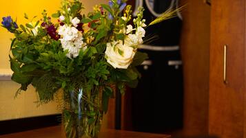 Un vase contenant une composition florale, posé sur une table.