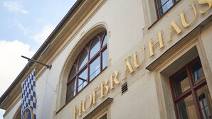 A building with the sign "HOFERAUHAUS" indicating a hotel. - Hotel Concorde München (Munich)