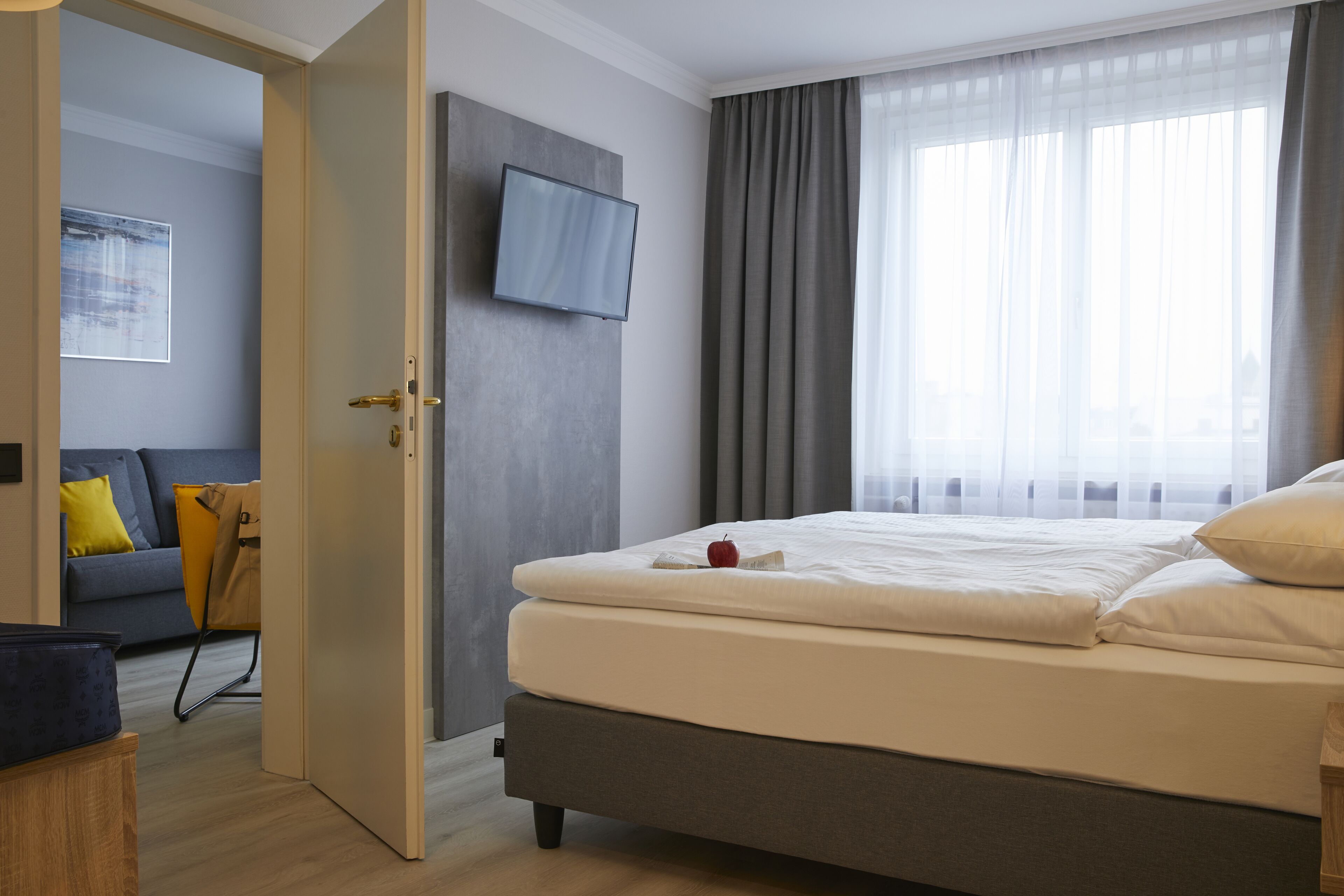 suite | premium bedding, minibar, in-room safe, desk
