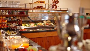 A buffet with various food items and beverages. - Hotel Concorde München (Munich)