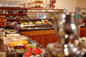 Free daily buffet breakfast