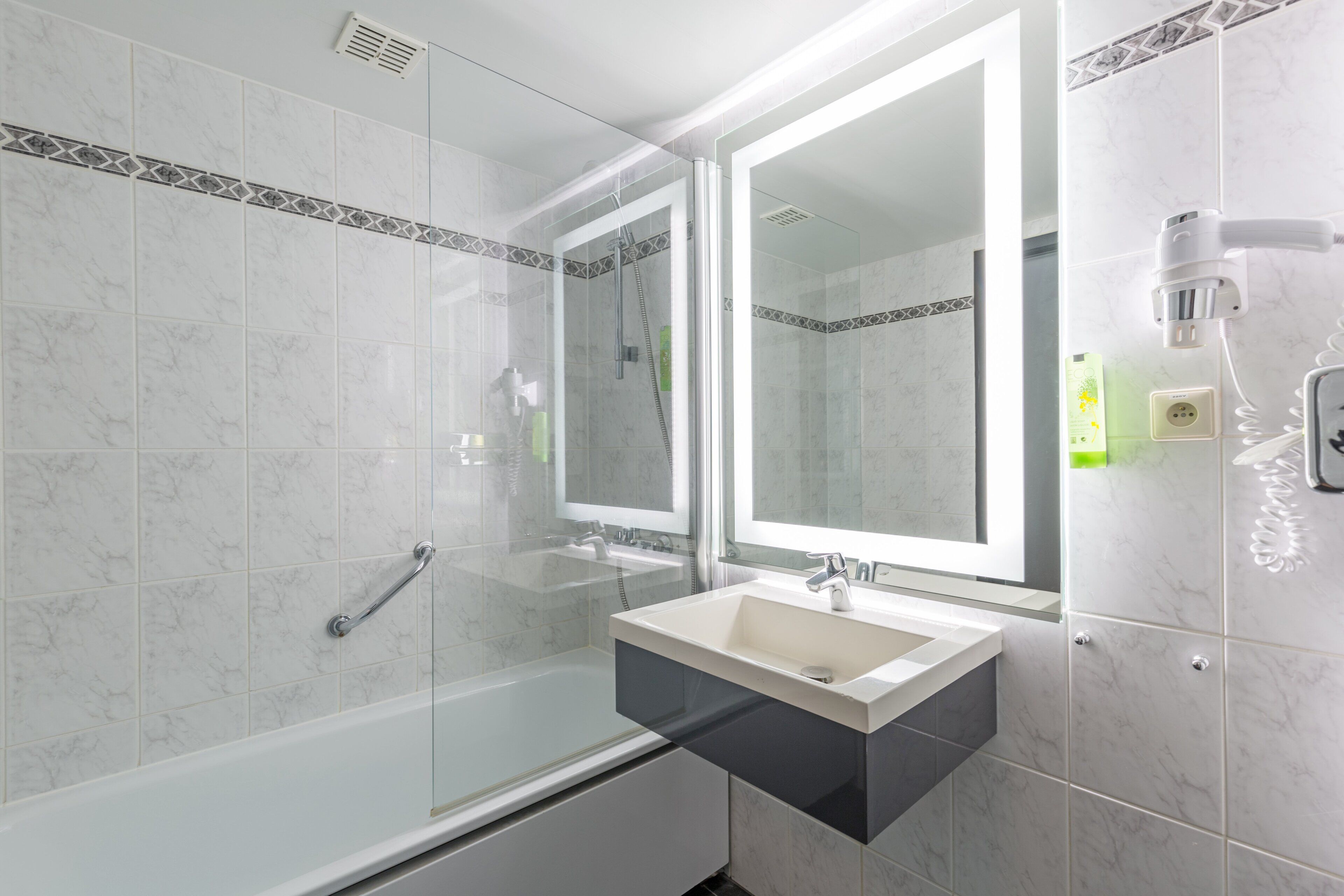 combined shower/bathtub, eco-friendly toiletries, hair dryer, towels