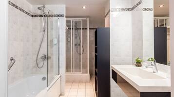 Suite | Bathroom | Combined shower/bathtub, eco-friendly toiletries, hair dryer, towels
