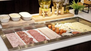 A buffet with various meats, cheeses, and sauces. - Thon Hotel Brussels City Centre (Brussels)