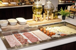 Desayuno buffet diario (EUR 38 por persona)