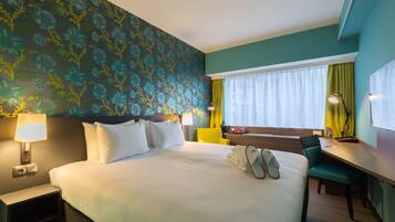 Hypo-allergenic bedding, minibar, in-room safe, desk