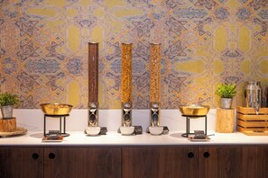 Sarapan prasmanan setiap hari (EUR 36 per orang)