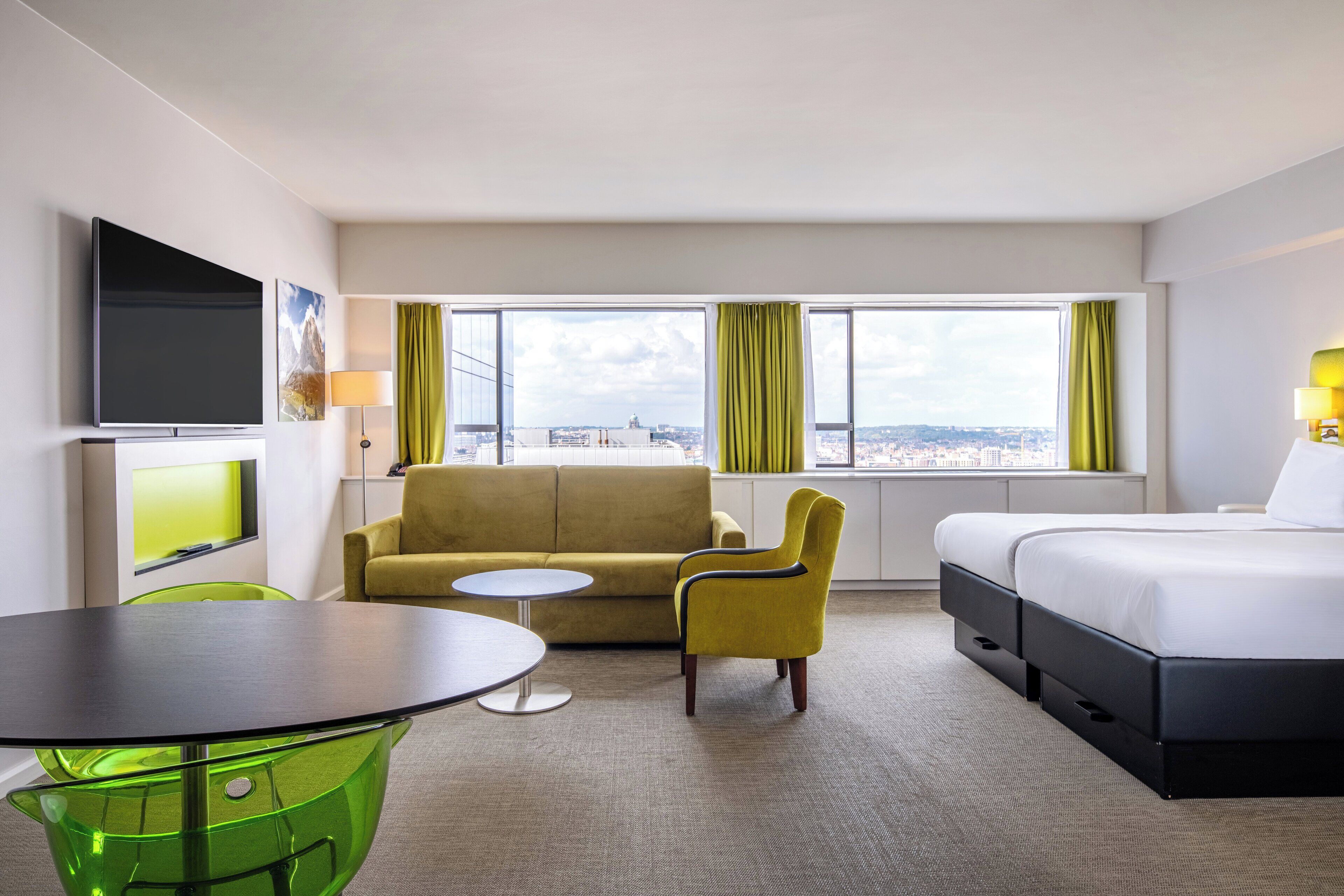 Minibar, coffres-forts dans les chambres, bureau, rideaux occultants