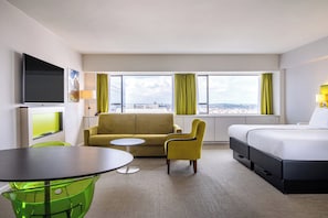 Minibar, caja de seguridad en la habitación y escritorio 