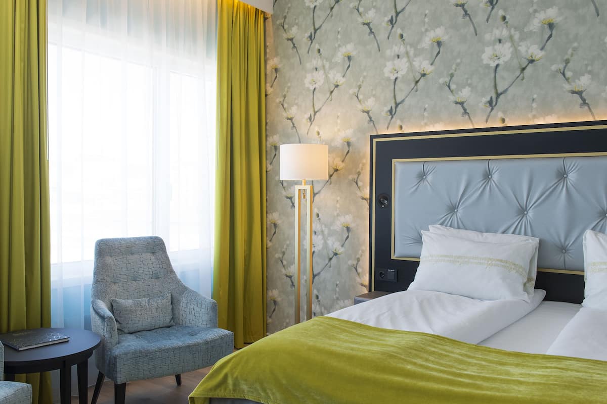 Premium bedding, minibar, desk, blackout drapes