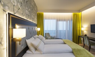 Ropa de cama de alta calidad, minibar, escritorio y cortinas blackout 