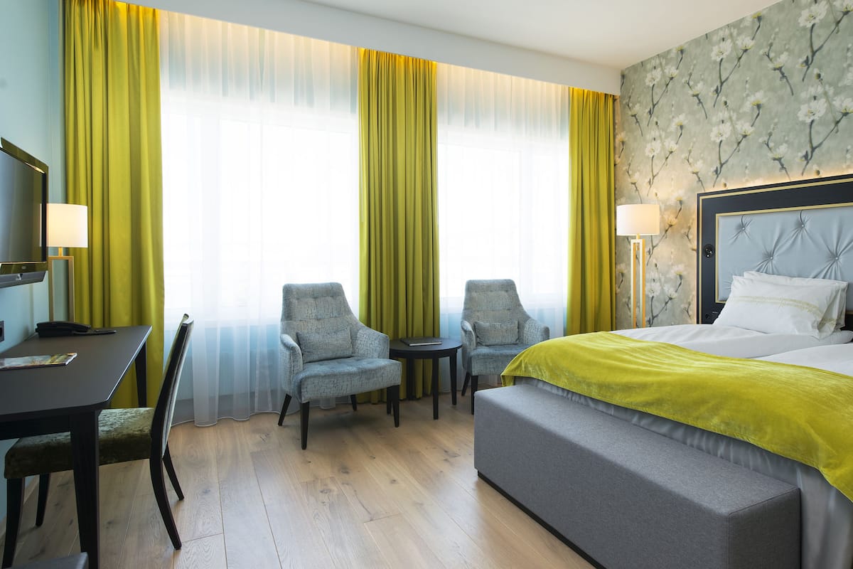 Premium bedding, minibar, desk, blackout drapes