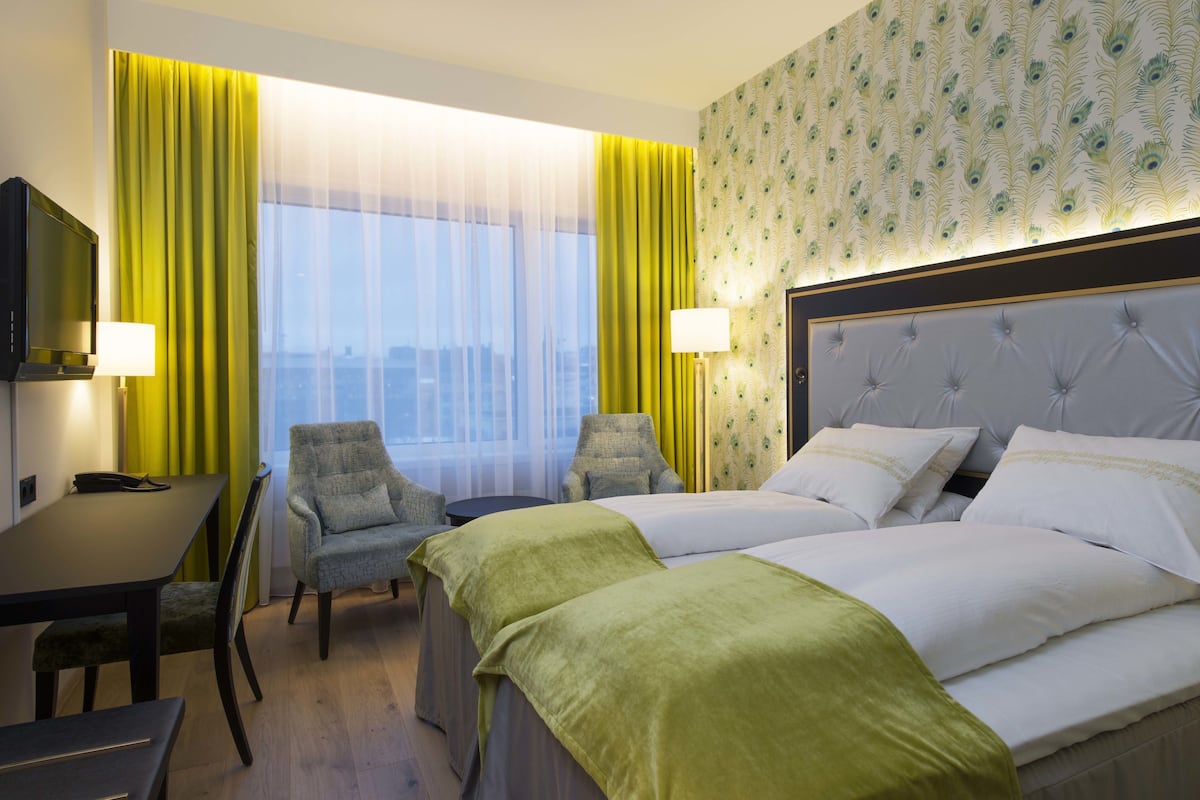 Sängtillbehör av högsta kvalitet, minibar och skrivbord