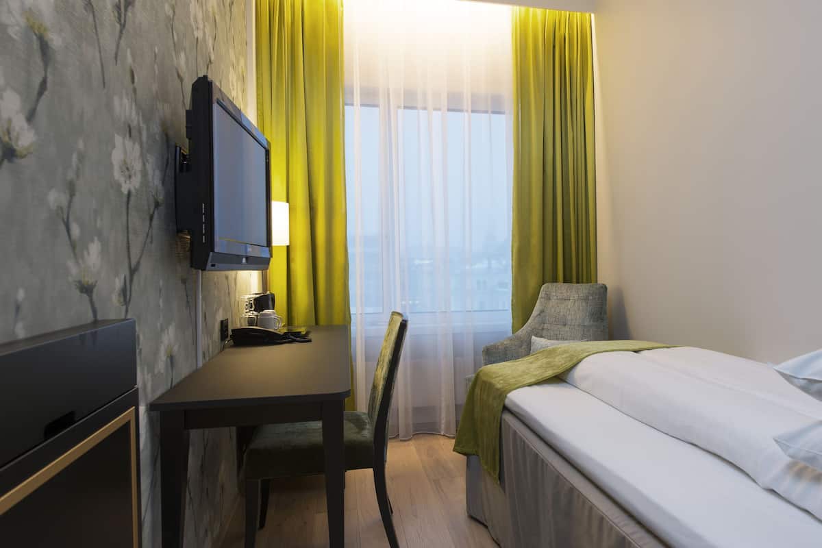 Premium bedding, minibar, desk, blackout drapes