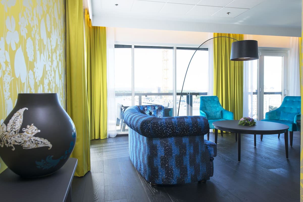 premium bedding, minibar, desk, blackout curtains