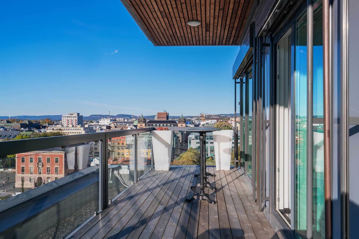 Premium bedding, minibar, desk, blackout drapes