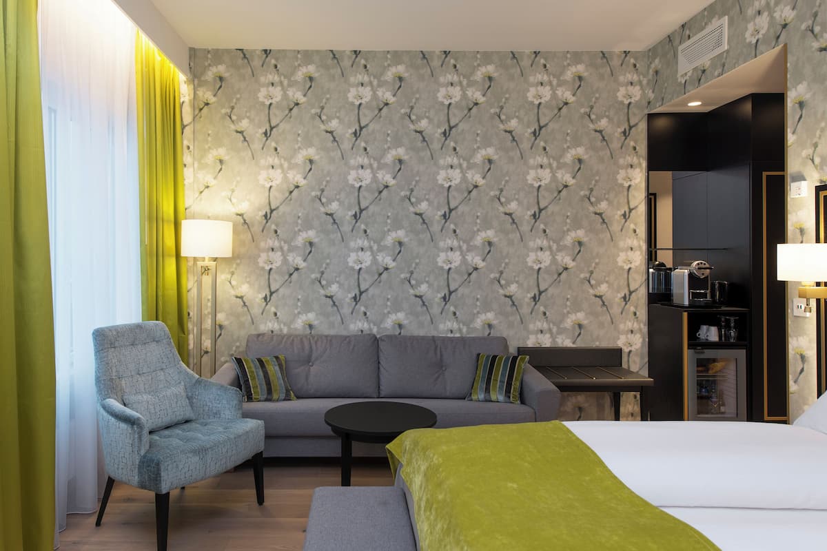 Business Room, Non Smoking | Premium bedding, minibar, desk, blackout curtains