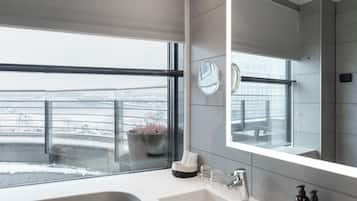 Business Room, Non Smoking | Bathroom | Hair dryer, towels, soap, shampoo