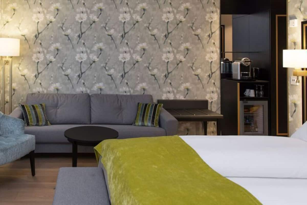 Premium bedding, minibar, desk, laptop workspace