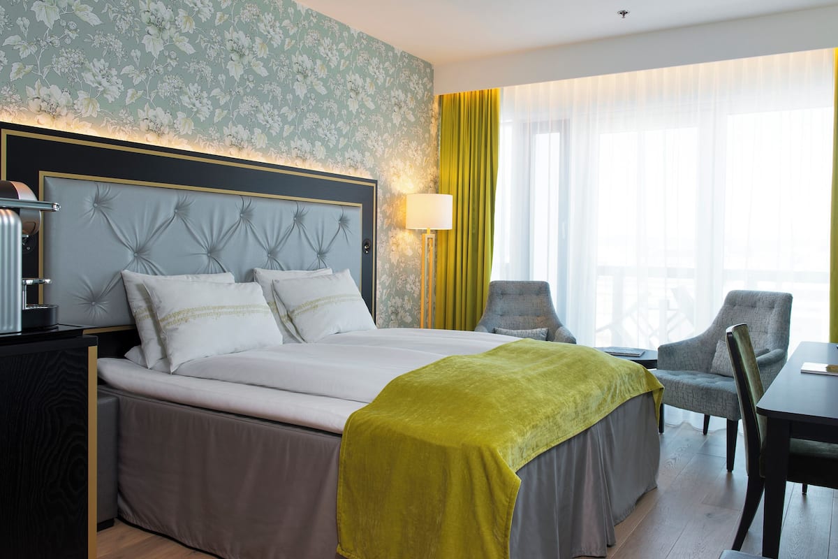 Superior Room, Non Smoking | Premium bedding, minibar, desk, blackout curtains