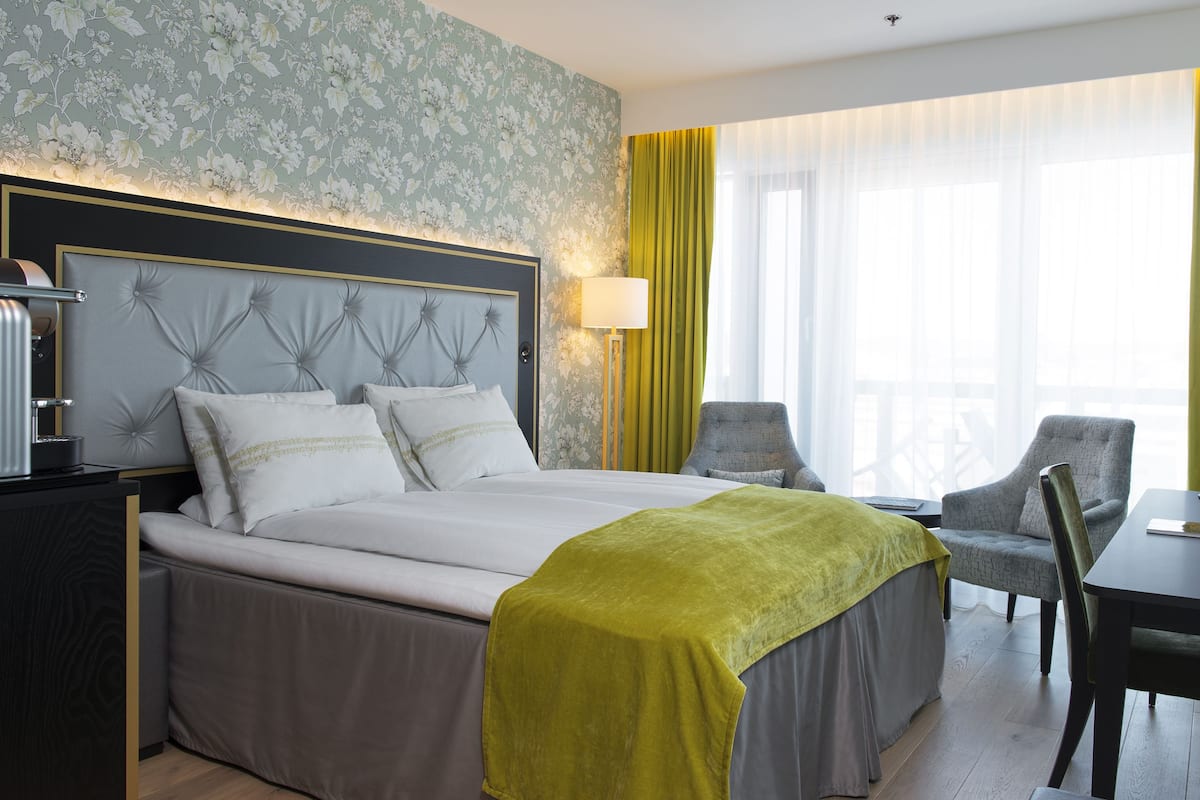 Sängtillbehör av högsta kvalitet, minibar och skrivbord