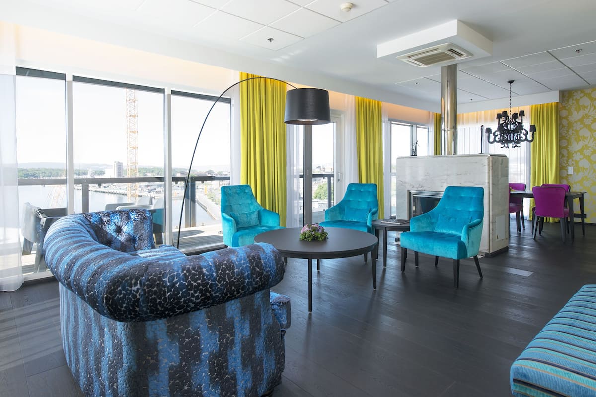 Premium bedding, minibar, desk, blackout drapes